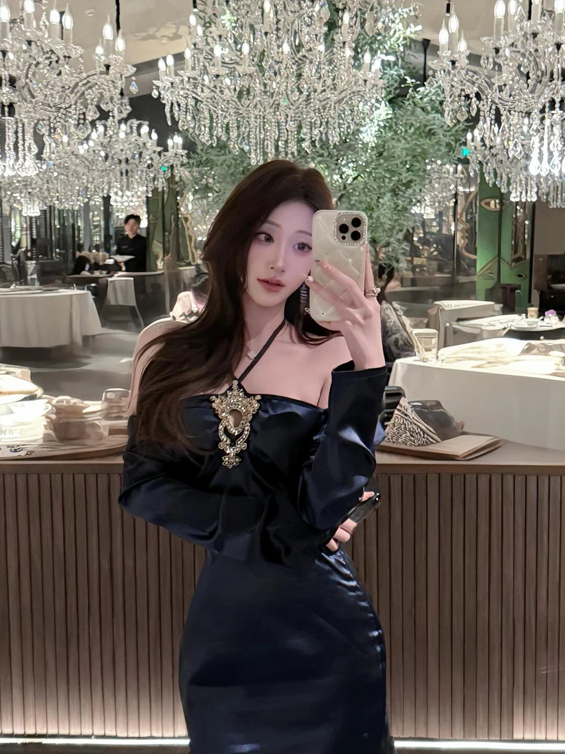 御姐风挂脖缎面裙收腰显瘦镂空包臀连衣裙气质一字肩性感辣妹短裙