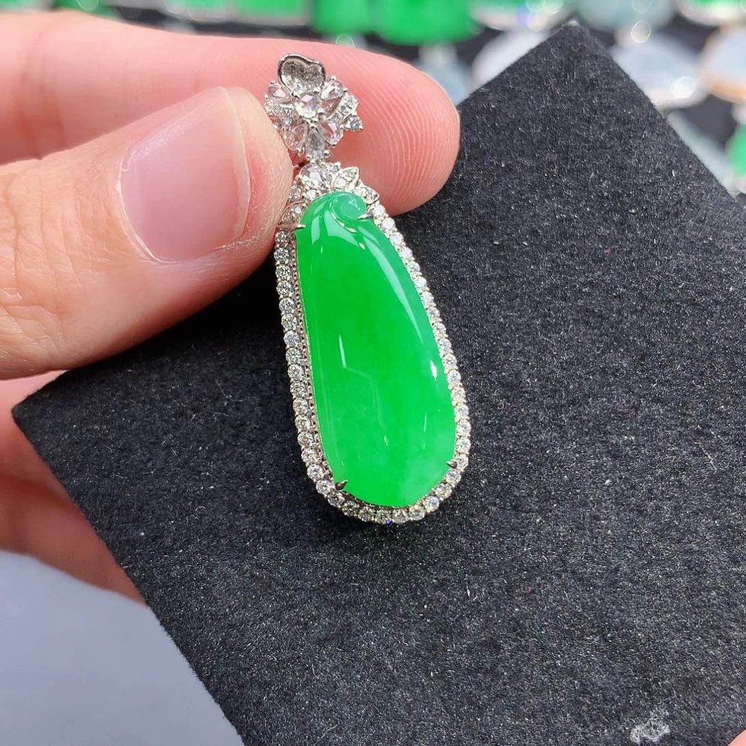 翡翠18K金镶嵌颈饰