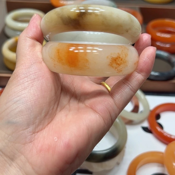 石英质玉（黄龙玉）未镶嵌手镯开****?