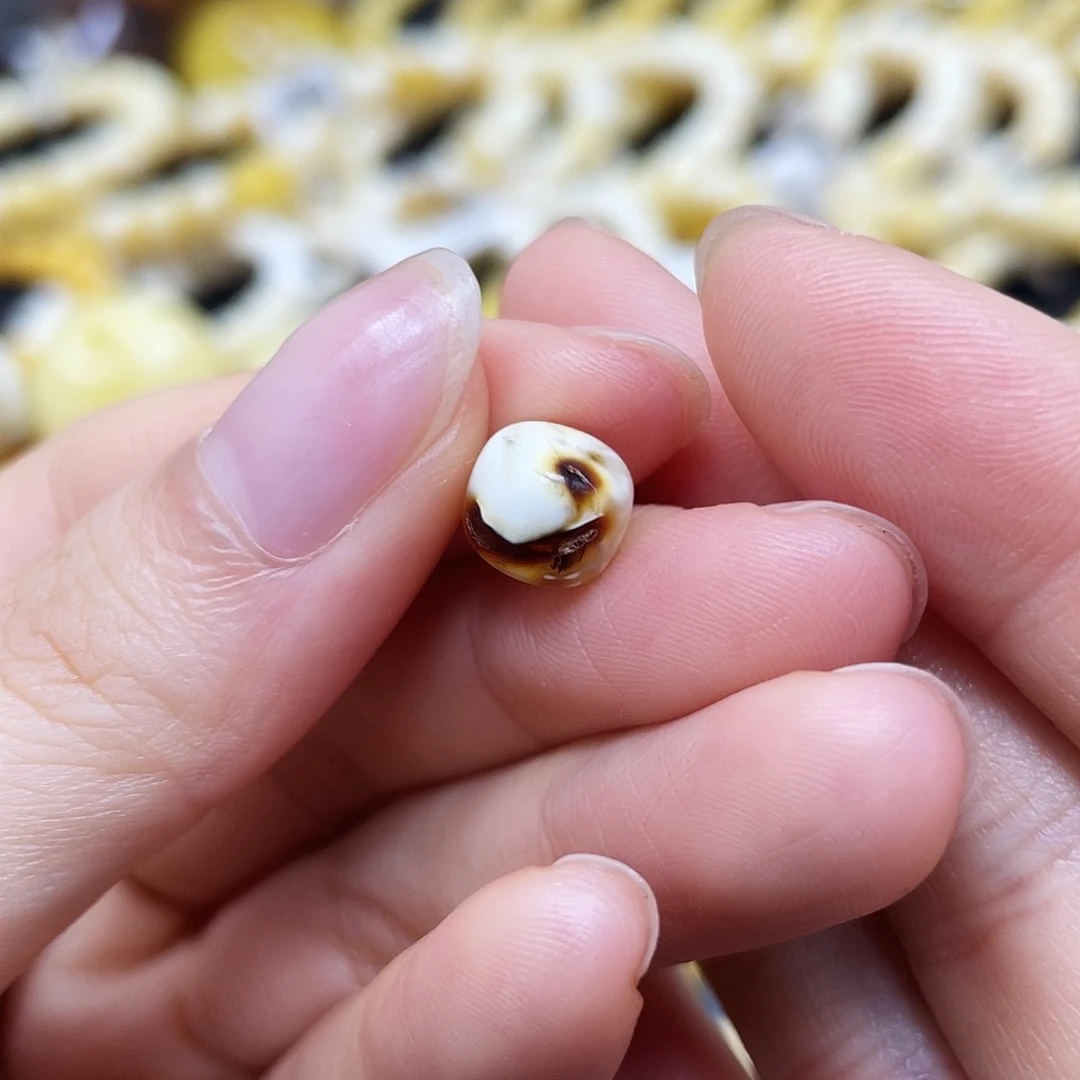 未镶嵌蜜蜡裸石老型8.2✖️7.1mm瑕