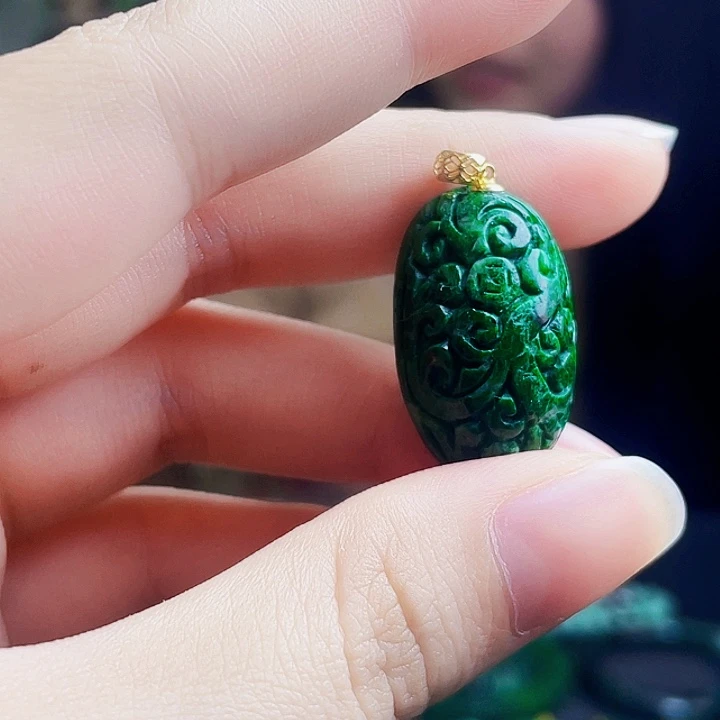 翡翠18K金镶嵌颈饰多样性