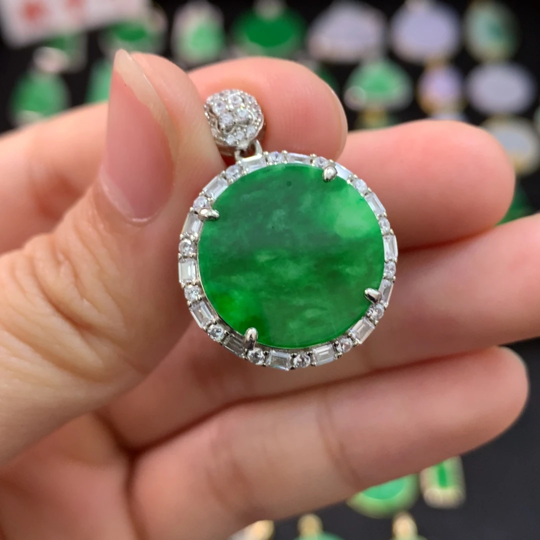 翡翠未镶嵌颈饰飘花圆牌