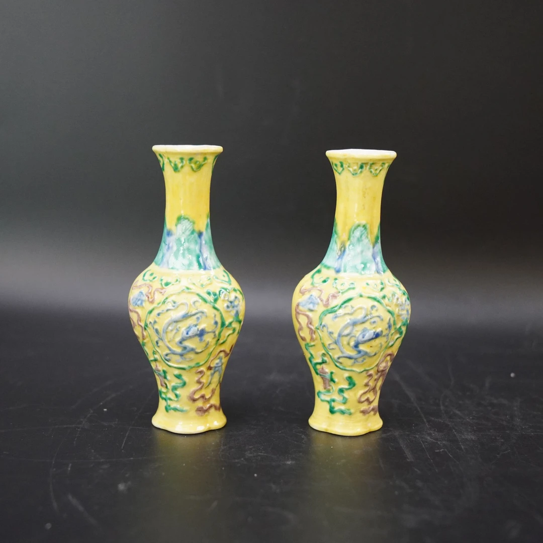 Lot.25090761清光绪素三彩海棠瓶（2个） 高：约13cm