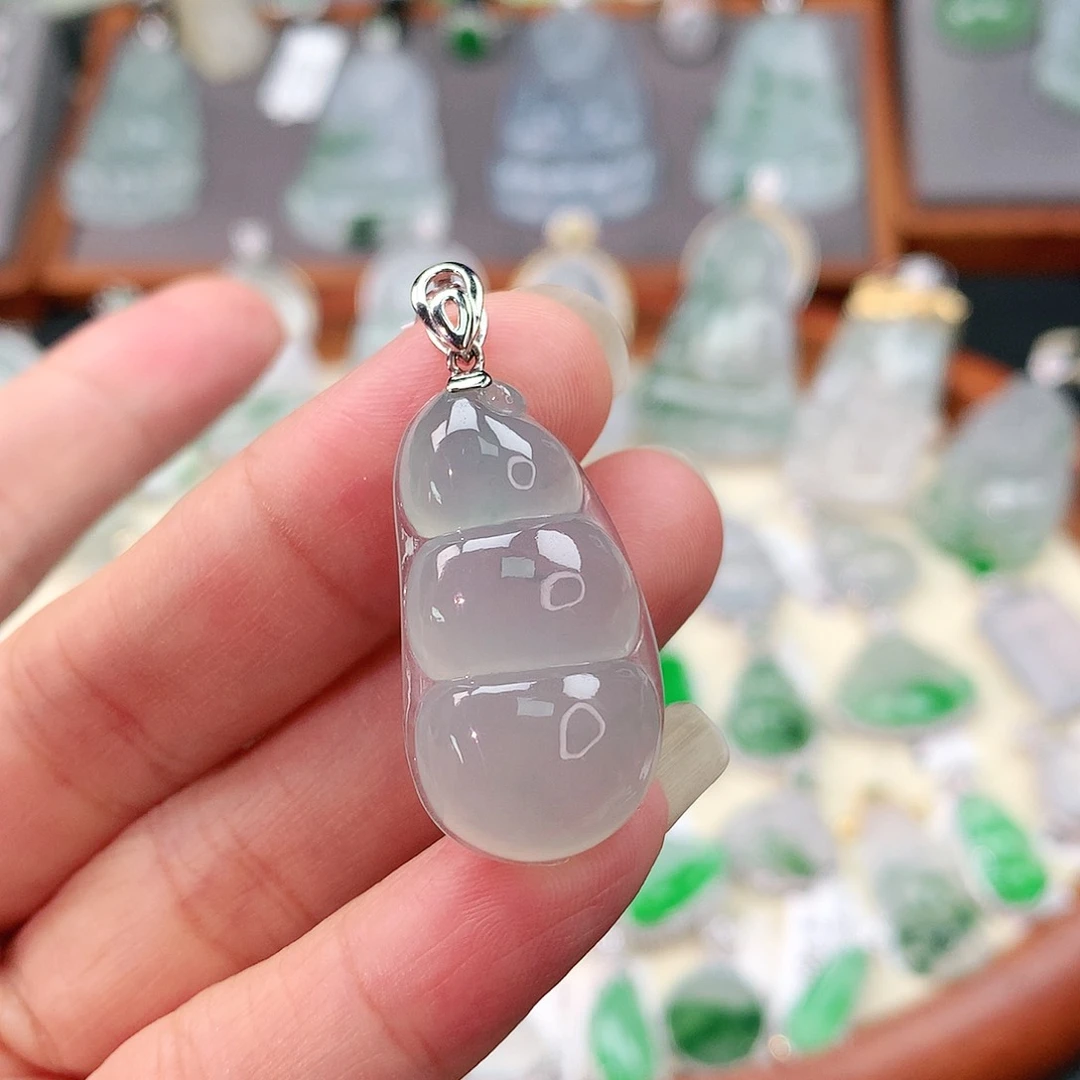 颈饰18K金镶嵌翡翠福豆