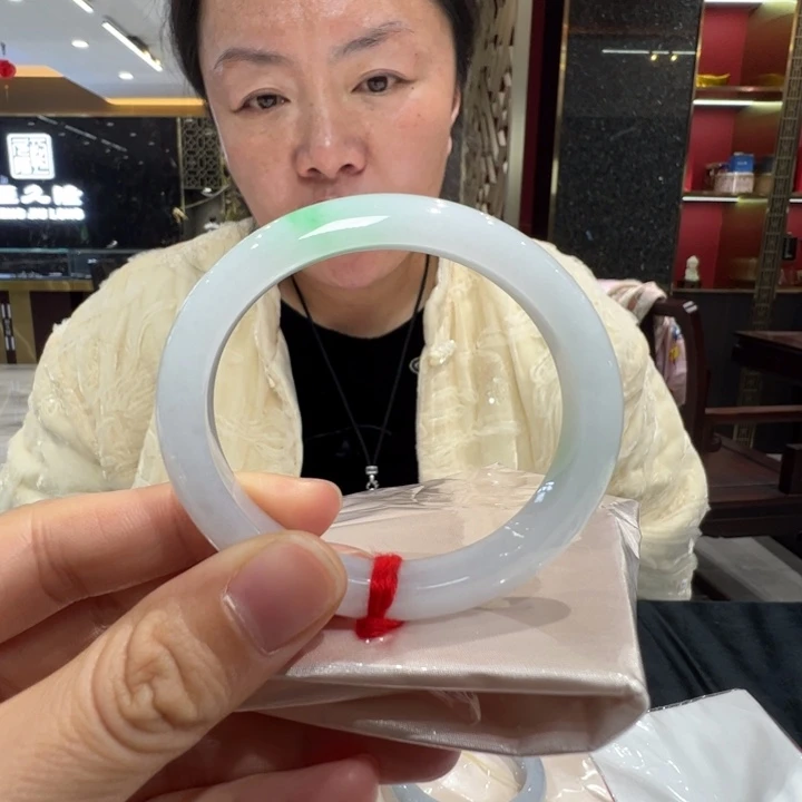阿****翡翠未镶嵌手镯白底青贵妃