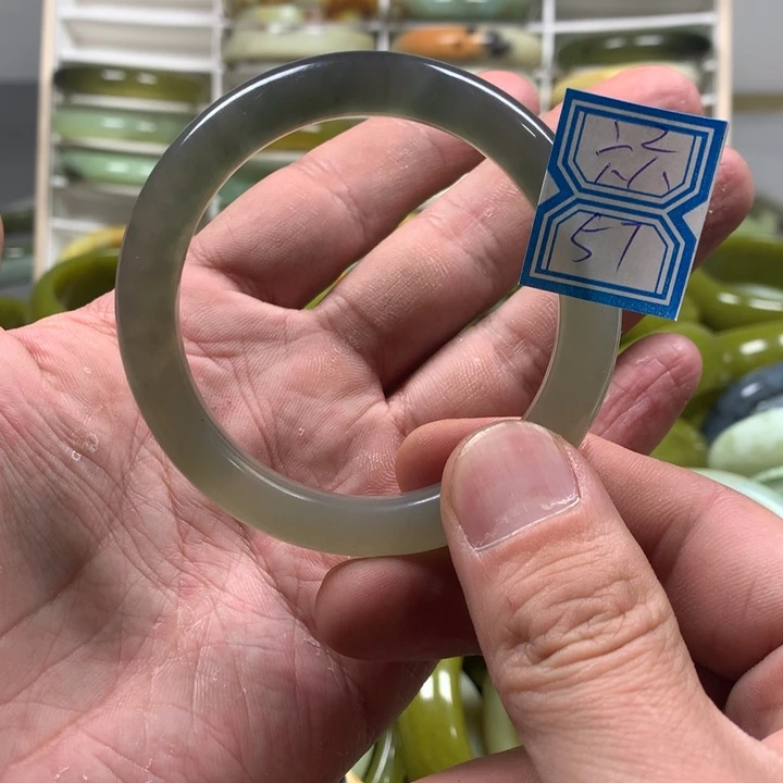 蛇纹石玉手镯未镶嵌?**.