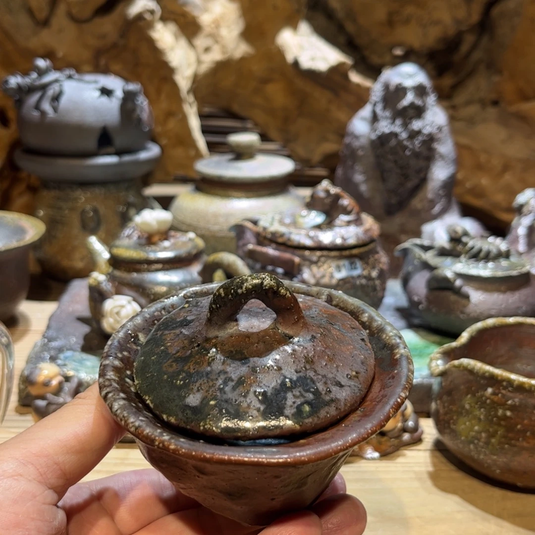 柴烧手捏盖碗。