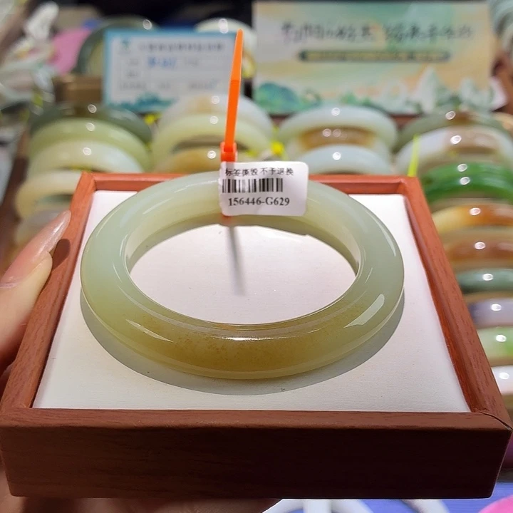 和田玉未镶嵌手镯46。   57