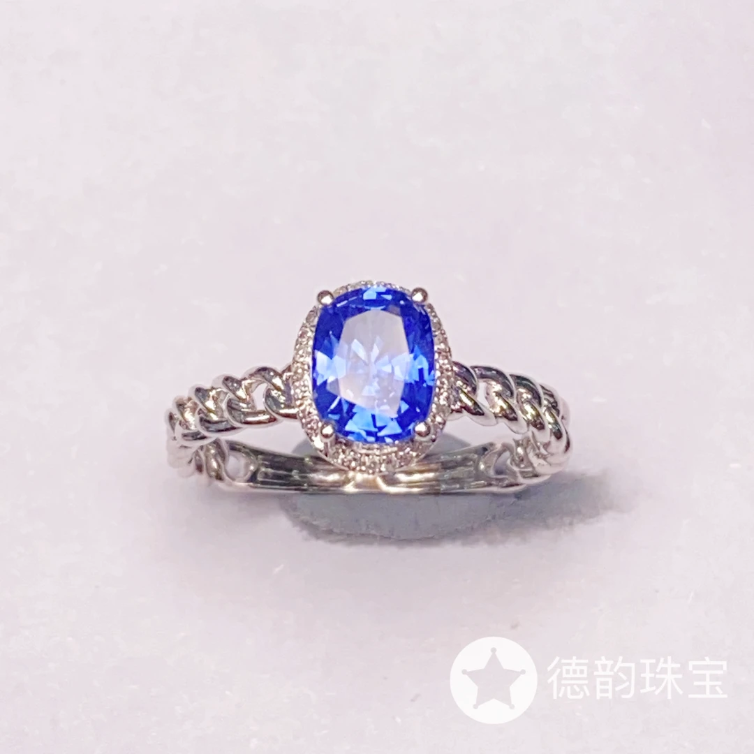 18K金镶嵌蓝宝石戒指