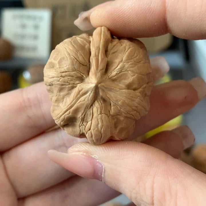 有***角吊坠文玩核桃异形单只，有瑕疵