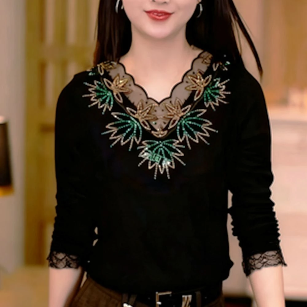 2025秋季新款洋气蕾丝小衫竹叶花V领镶钻花边显瘦遮肉大码打底衫
