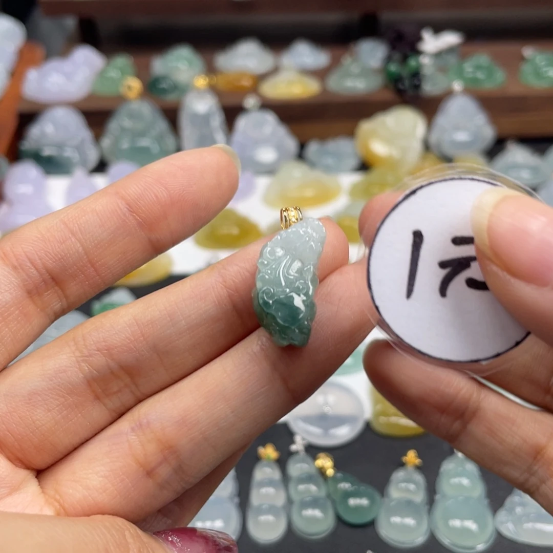 翡翠未镶嵌颈饰貔貅