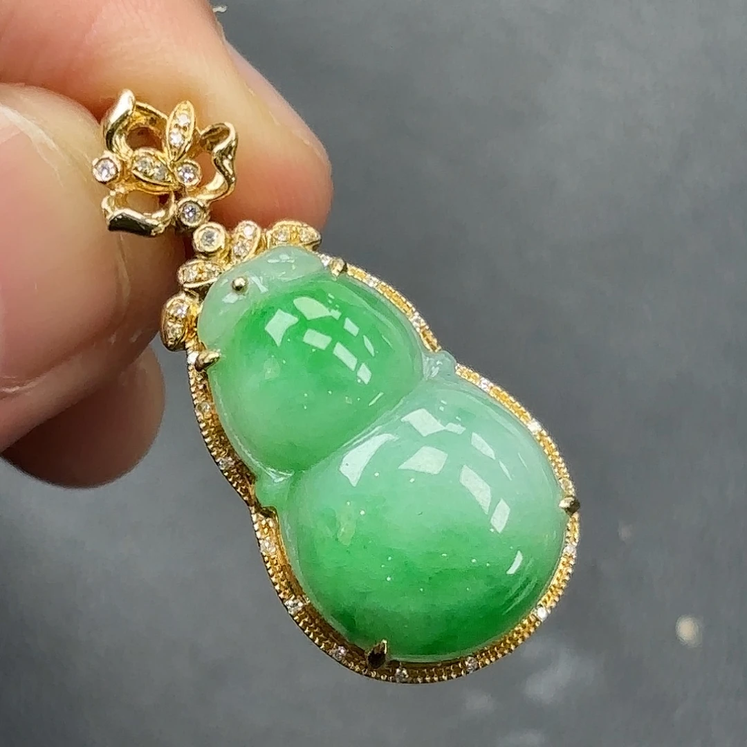 翡翠18K金镶嵌颈饰葫芦