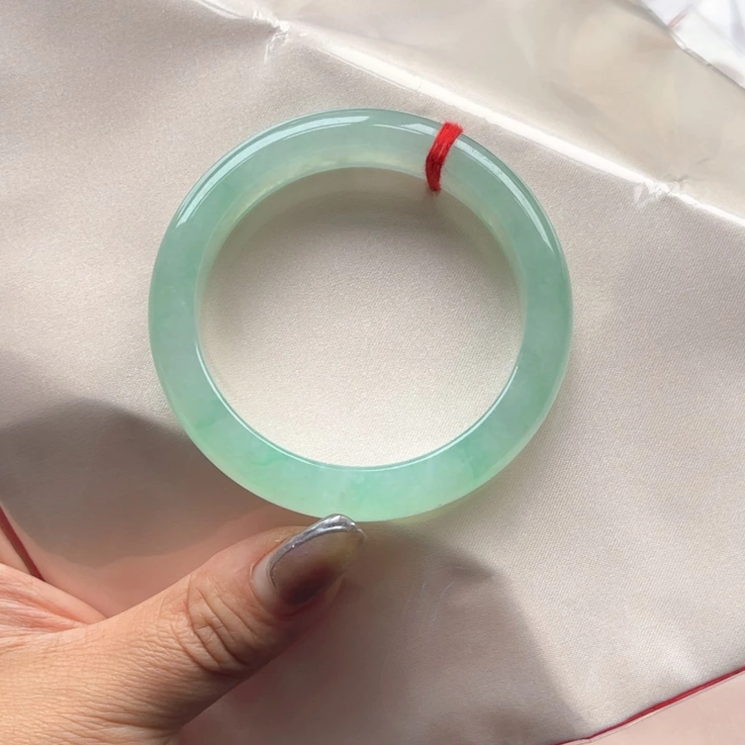 翡翠手镯未镶嵌56.8。 