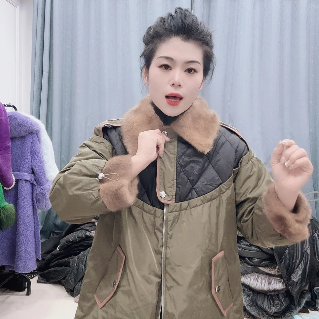 皮草搭配黑色西装和