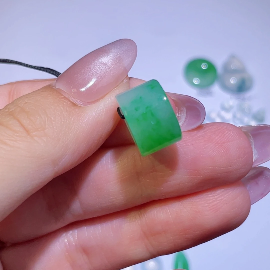 翡翠未镶嵌颈饰裸石