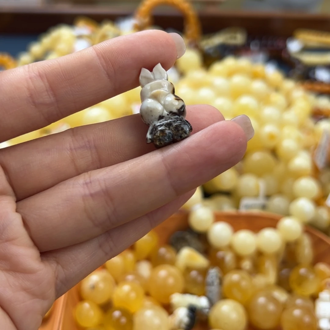 未镶嵌琥珀珠宝奇石