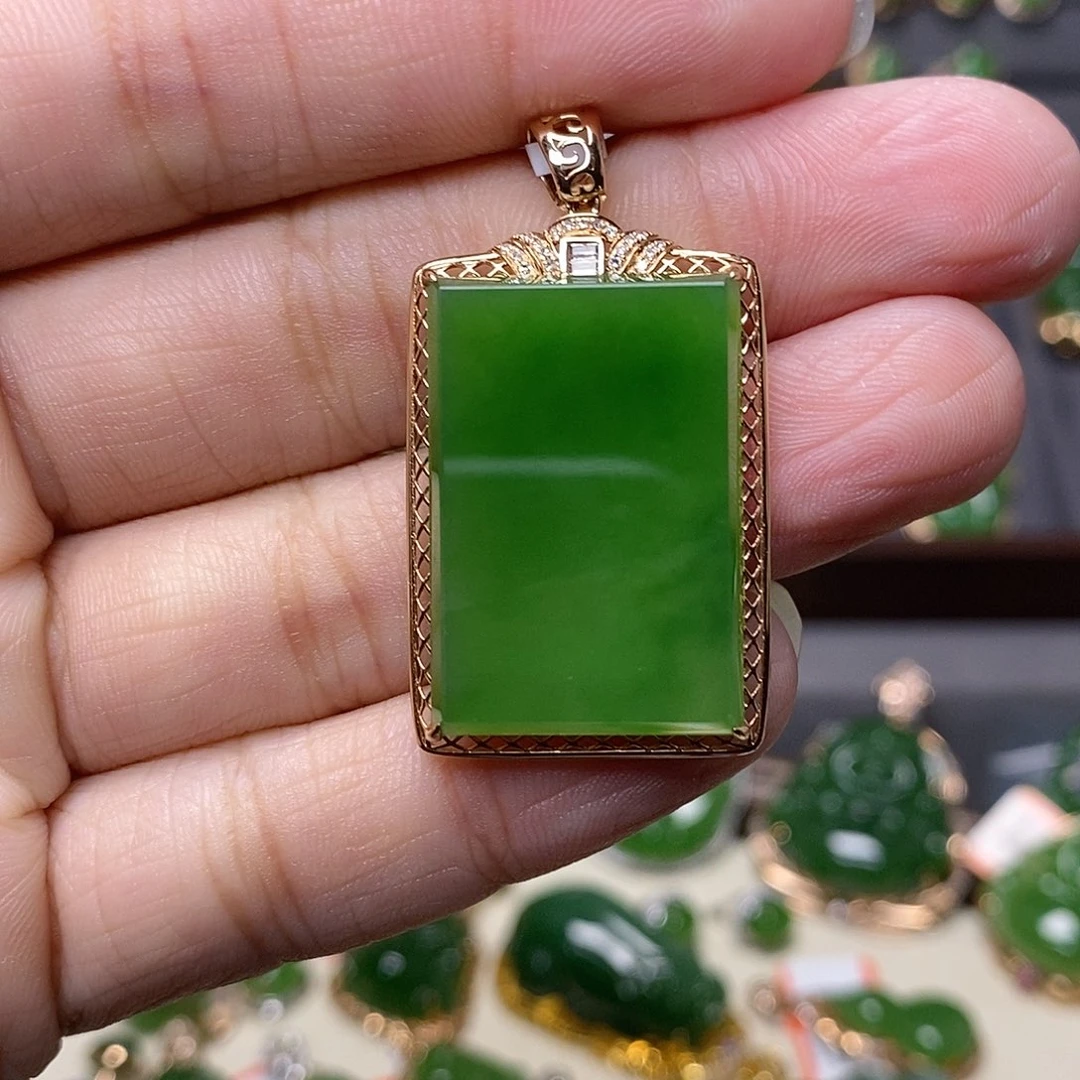 和田玉颈饰18K金镶嵌韭****人