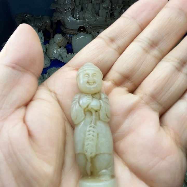 颈饰未镶嵌和田玉（青白玉）