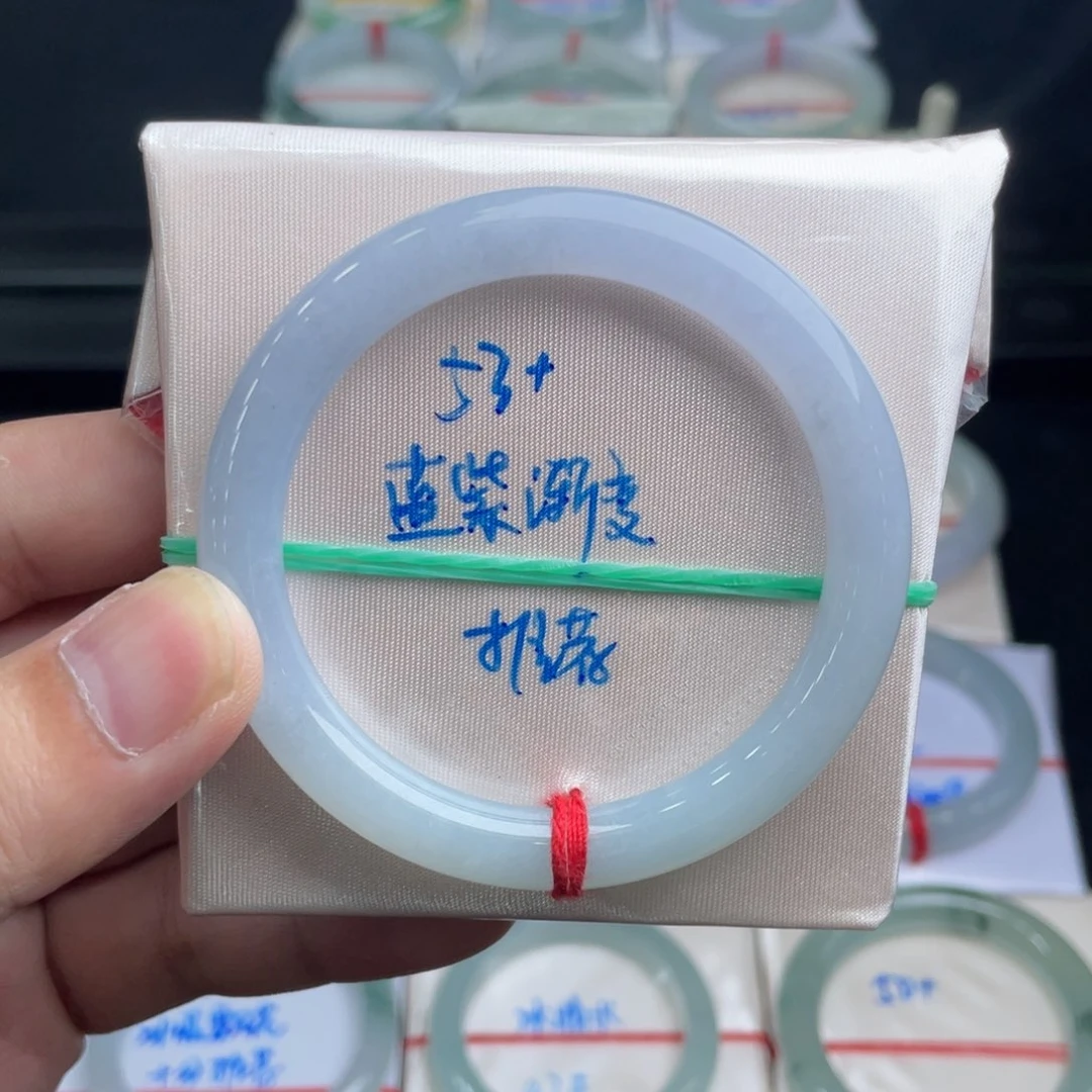 翡翠手镯未镶嵌翡翠手镯