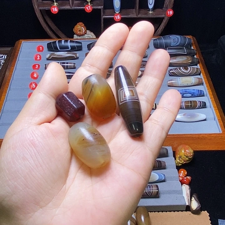 布***衣玛瑙/玉髓未镶嵌颈饰