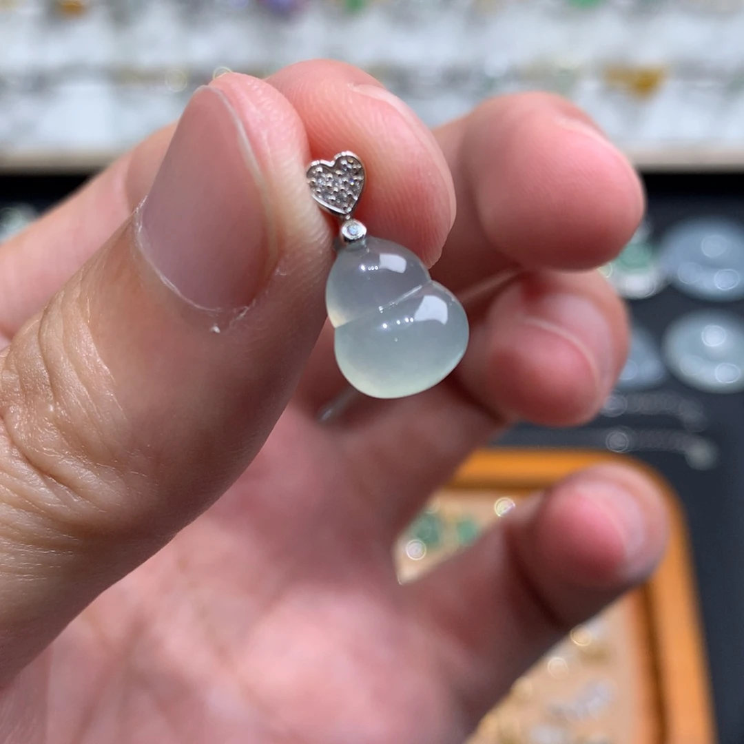 翡翠18K金镶嵌颈饰葫芦