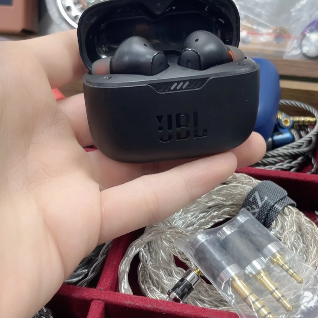 黑色的真无线蓝牙耳机