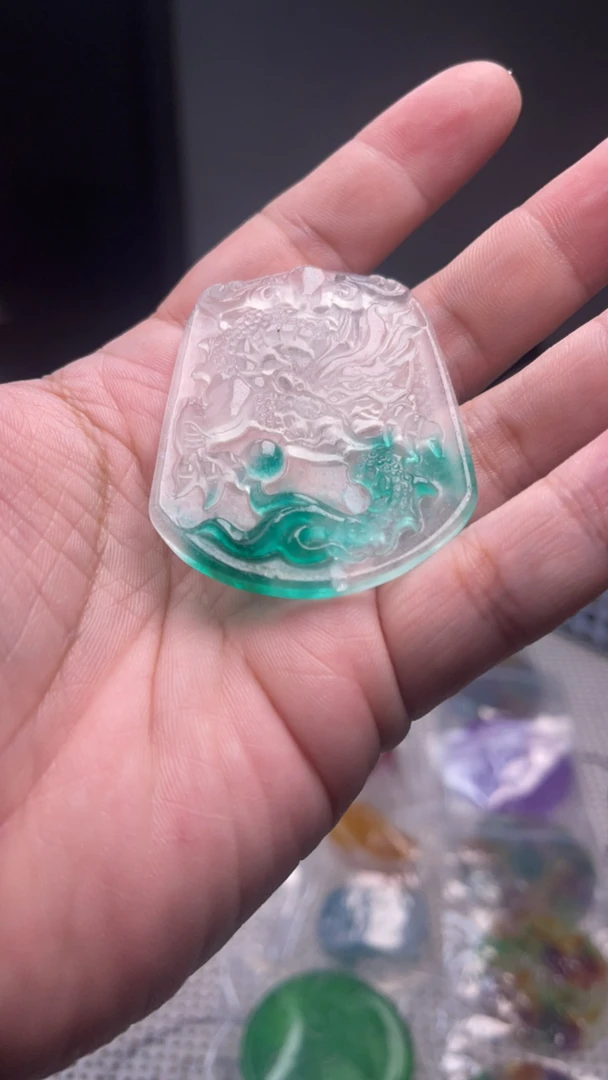 131    冰乌鸡龙戏珠吊坠