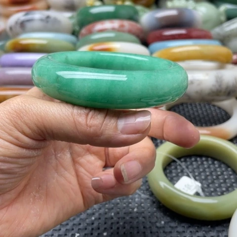 石英岩玉未镶嵌手镯