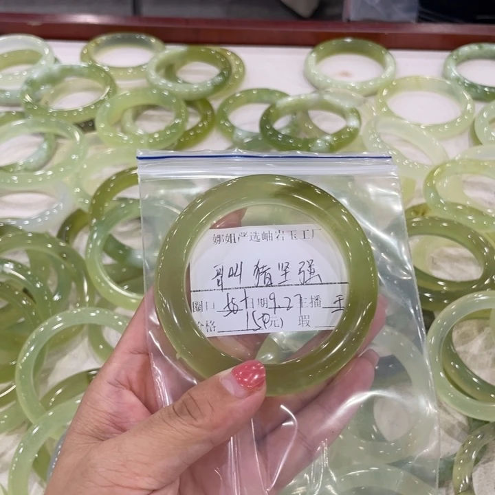 未镶嵌蛇纹石玉手镯哥****?
