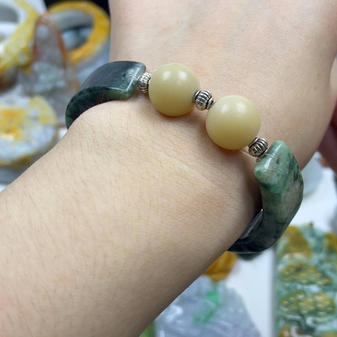 翡翠未镶嵌颈饰牌子