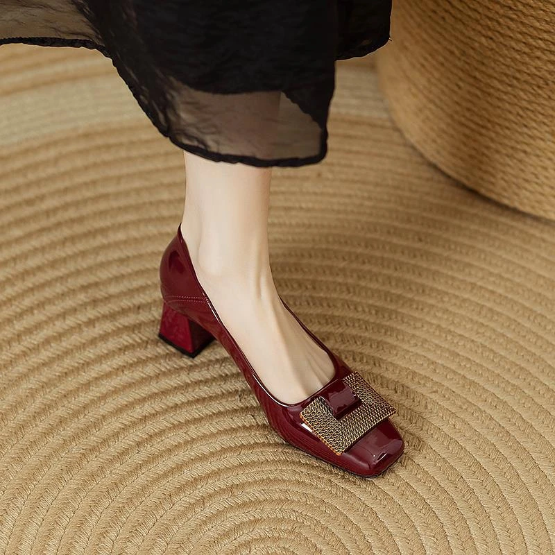 法式金属扣漆皮方头浅口粗跟单鞋女2025春秋新款中高跟红色婚鞋女