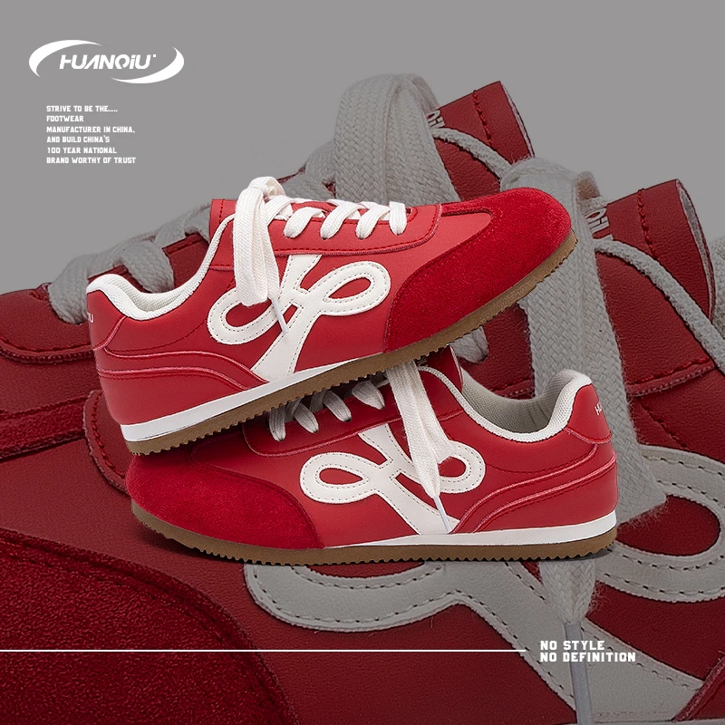 环球复古酒红时尚德训鞋女2025夏季新款小众元气爆款网红时尚ins