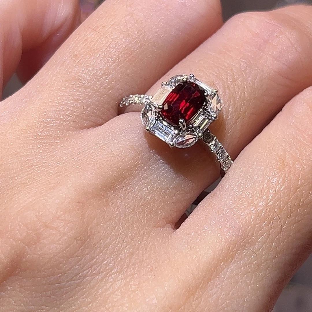 戒指18K金镶嵌红宝石