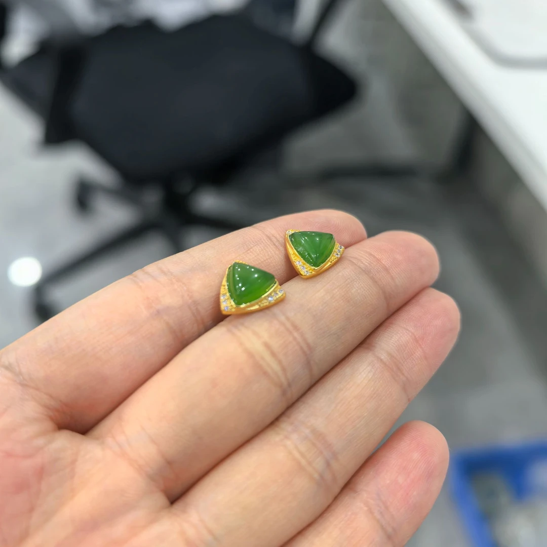 碧玉三角形银耳钉8mm