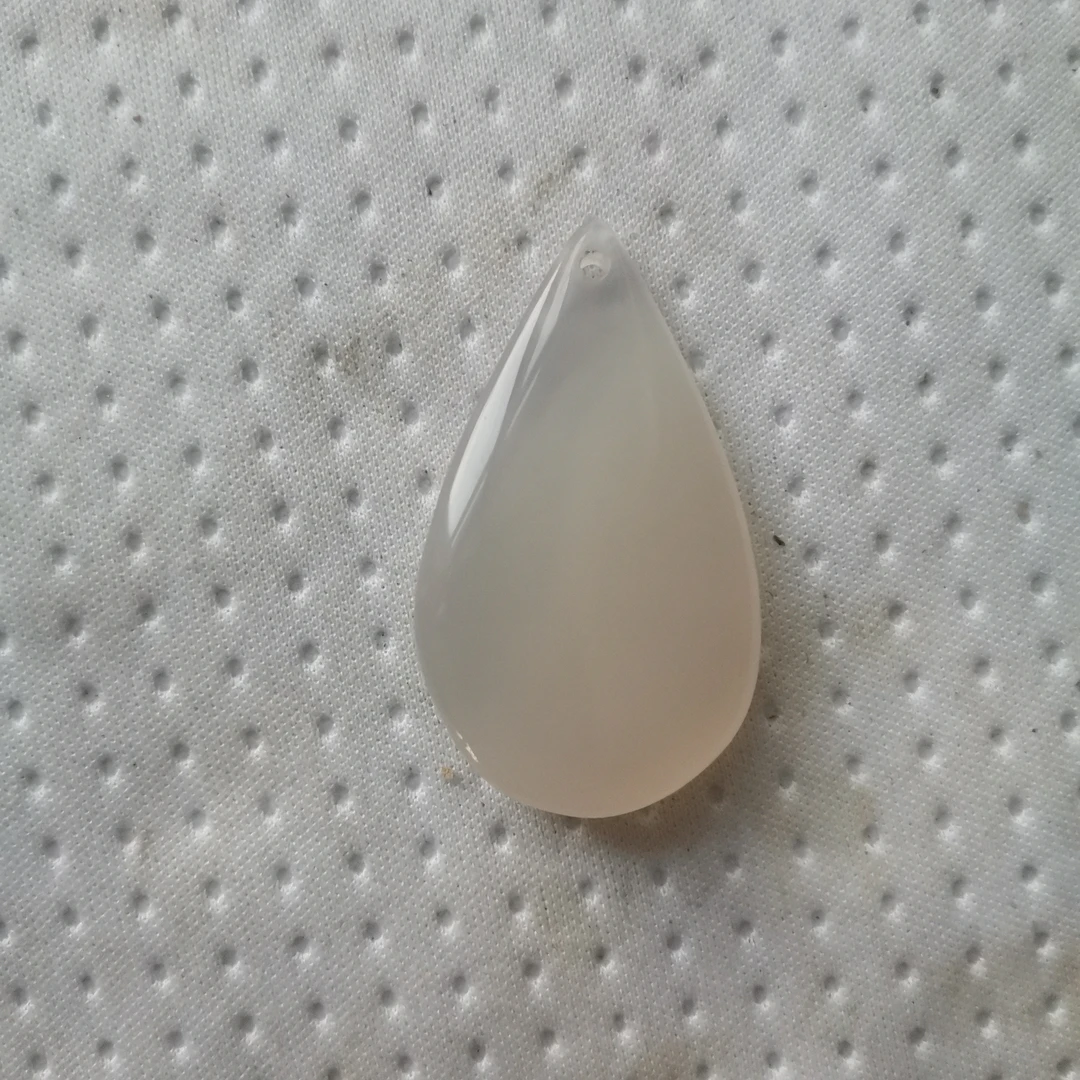 北红玛瑙原石加工制作水滴吊坠