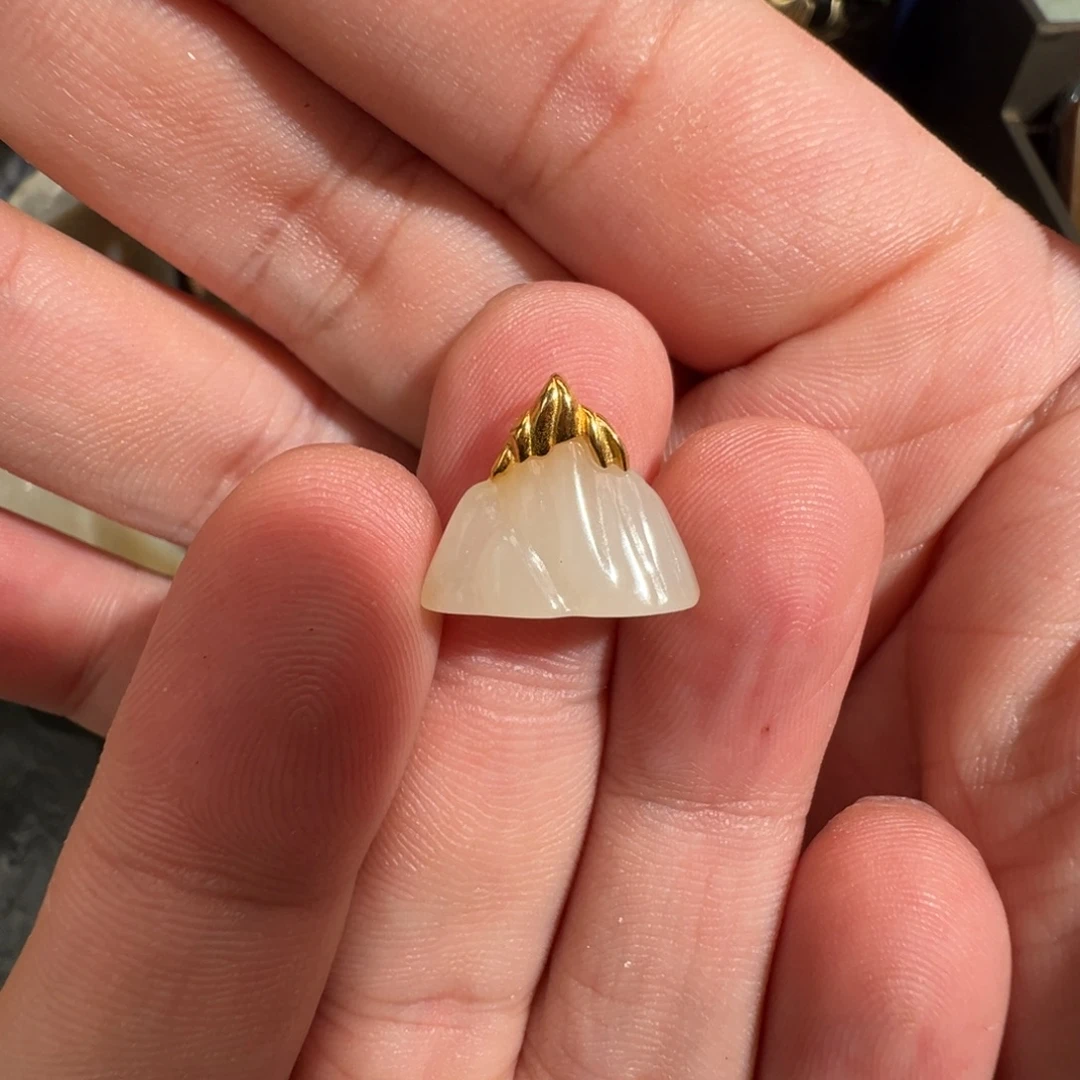 和田玉18K金镶嵌颈饰有靠山 新疆且末糖白 细滴流大精品