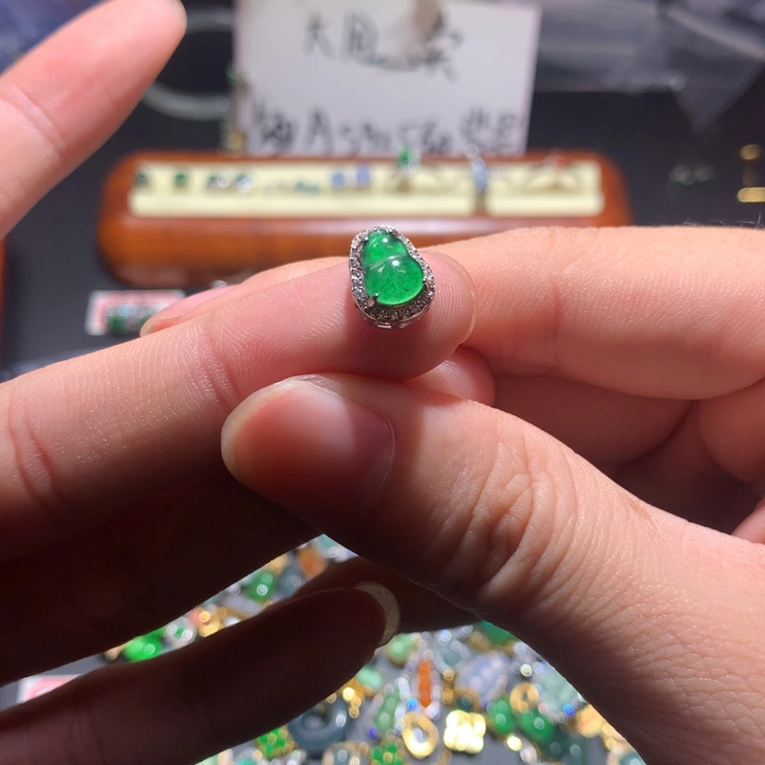 豆***荚翡翠未镶嵌吊坠(不含链)