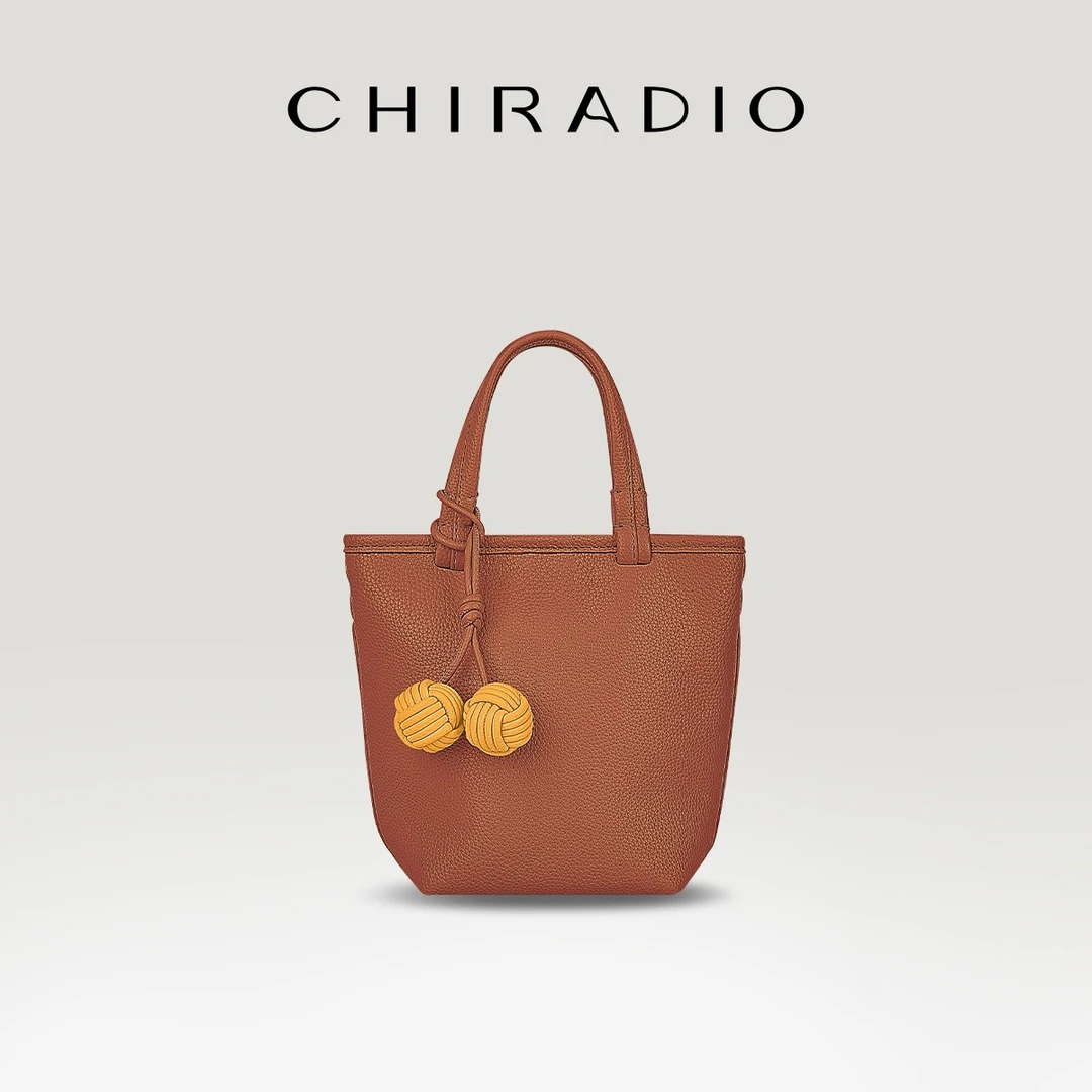 CHIRADIO秋冬新款百搭水桶包包通勤斜挎包日常上班小拎包女包