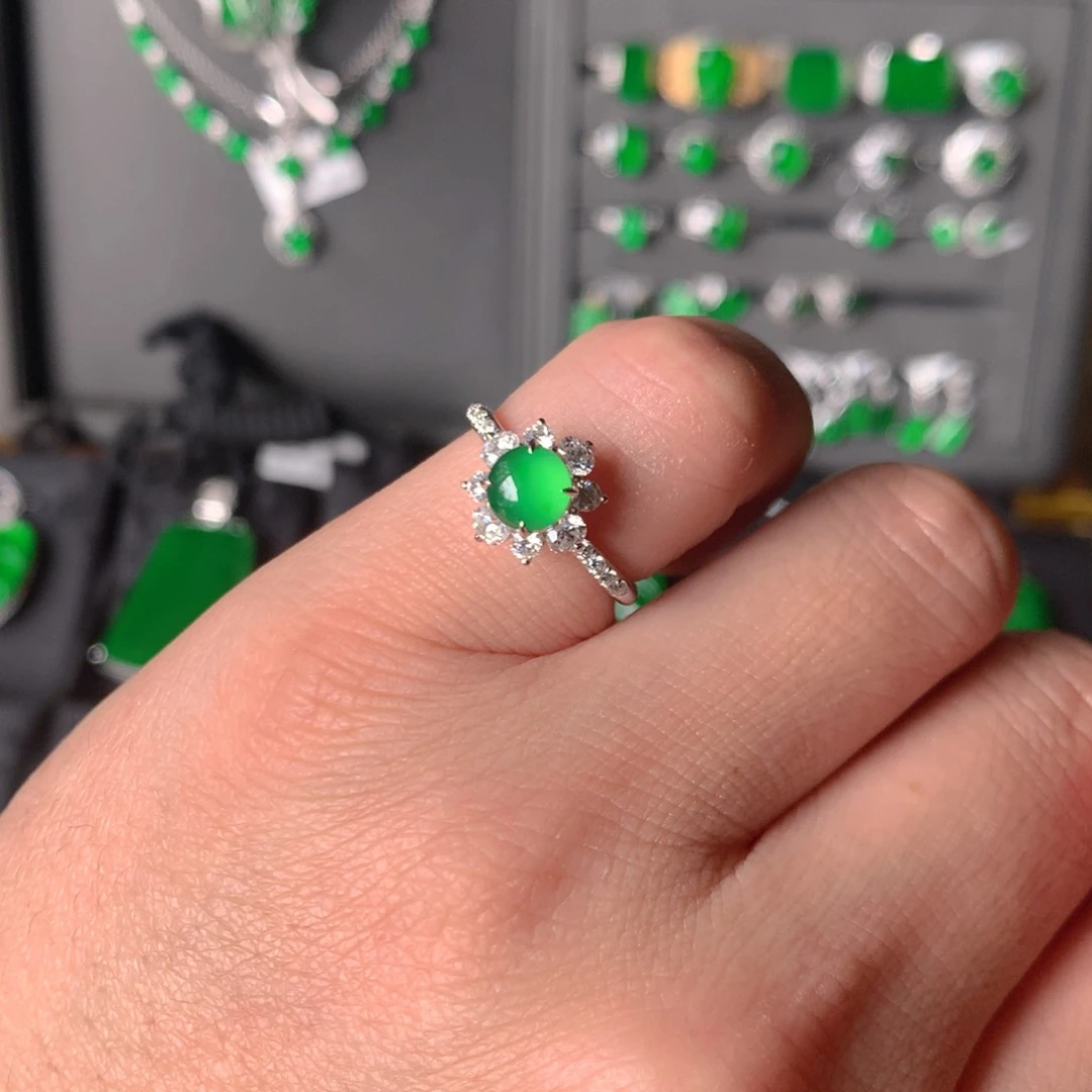 18K金镶嵌戒指翡翠蛋面