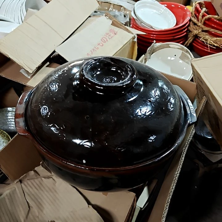 瓷片盘子碗茶壶啥都有