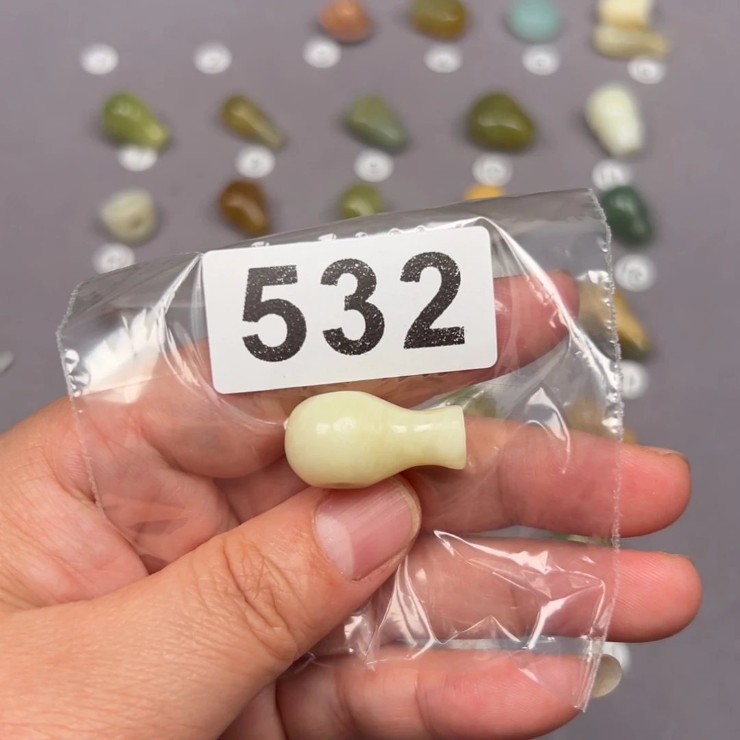 未镶嵌蛇纹石玉颈饰提**苏