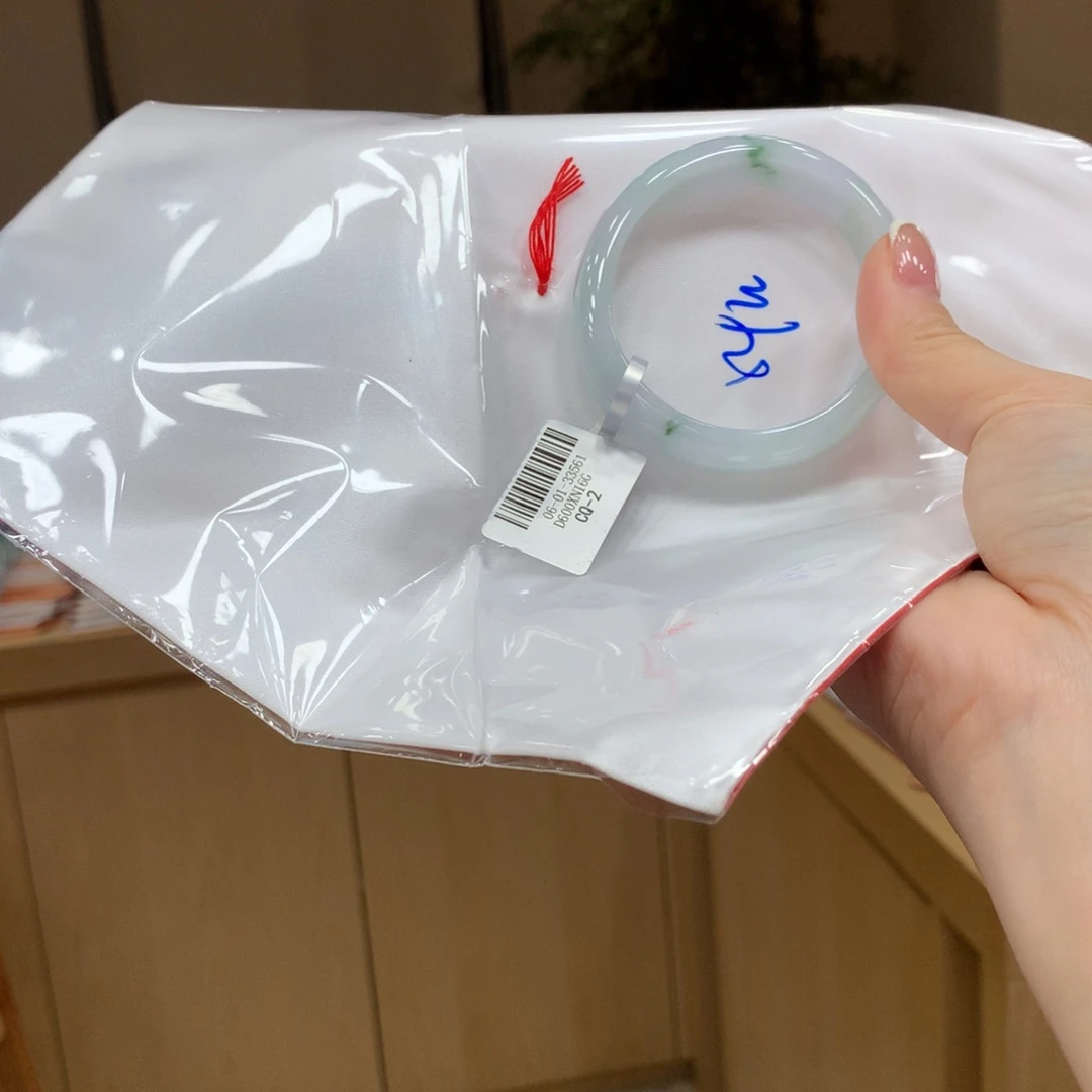 翡翠手镯未镶嵌不退不换