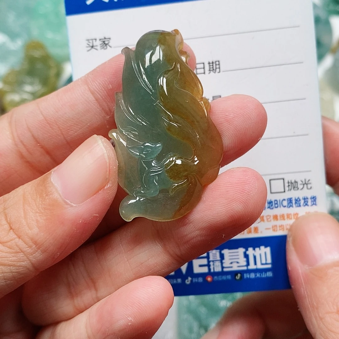 翡翠未镶嵌颈饰九尾狐
