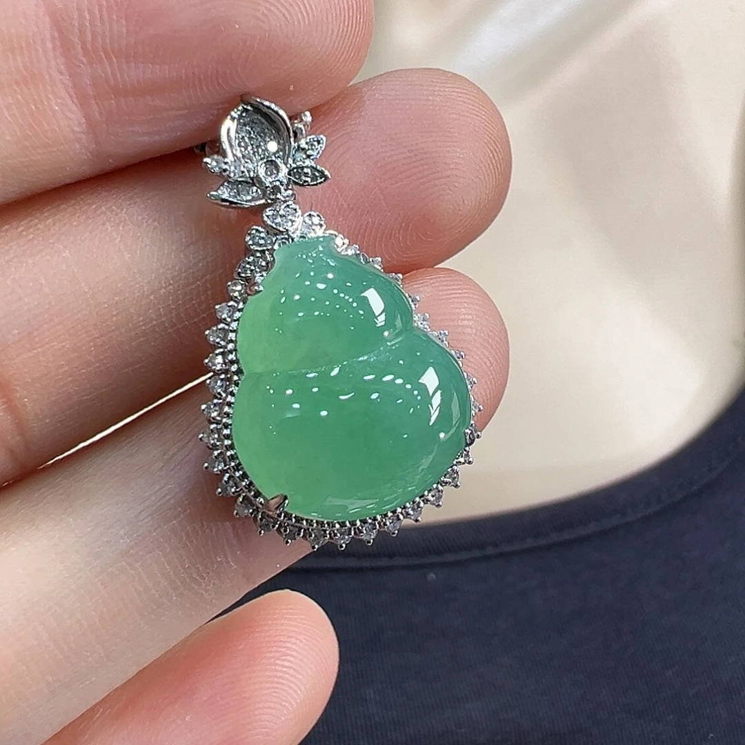 翡翠18K金镶嵌颈饰吊坠