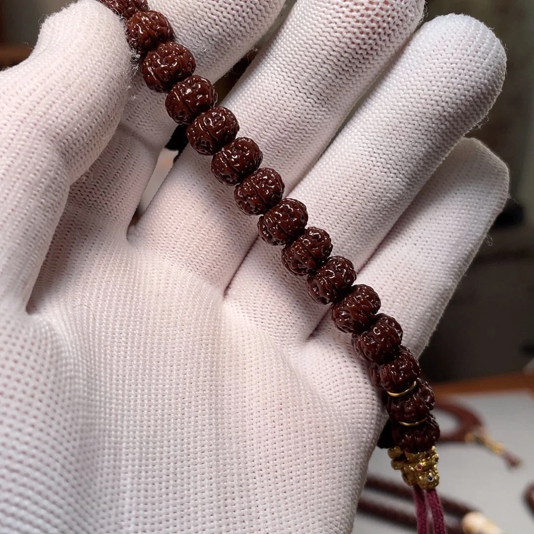 金刚菩提手串金**。手持