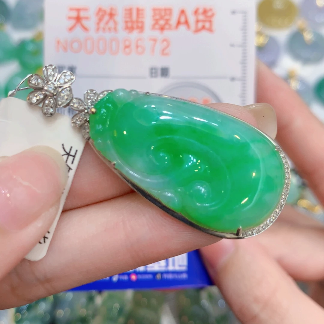 雪***糕颈饰18K金镶嵌翡翠如意