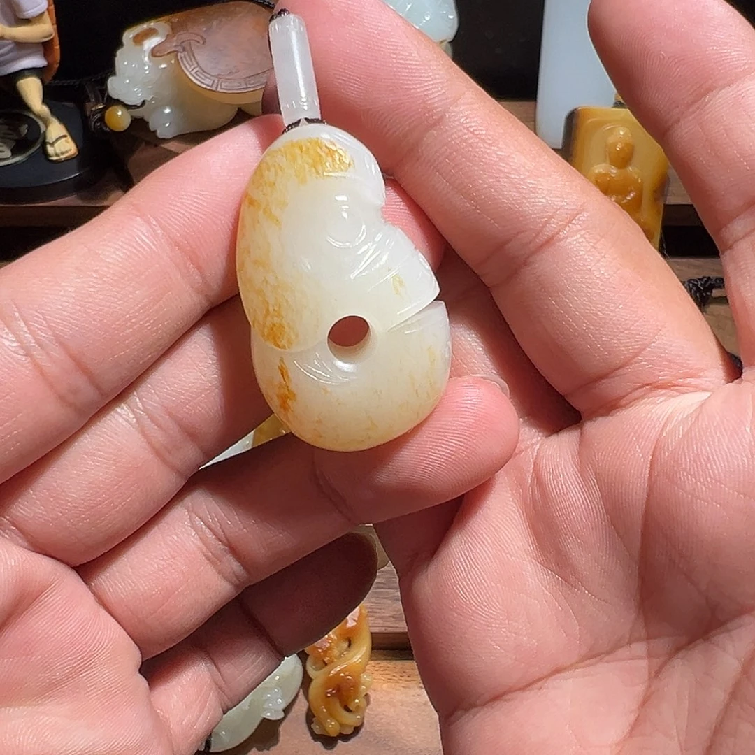 叁***喂和田玉未镶嵌颈饰