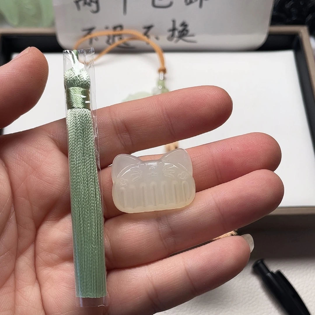 …***…蛇纹石玉未镶嵌颈饰