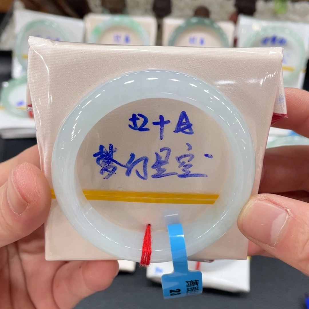 翡翠手镯未镶嵌翡翠